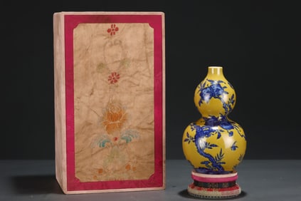 A Rare Blue and white yellow glaze bat and peach pattern gourd vase