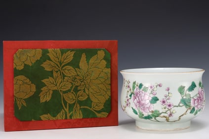 A Rare Famille-Rose Flower Pattern Brush Washer