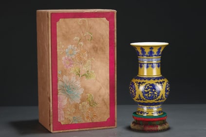A Rare Blue and white yellow glaze pomegranate pattern vase