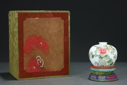 A Rare Famille-Rose Outline in gold Flower Pattern Vase,With poem