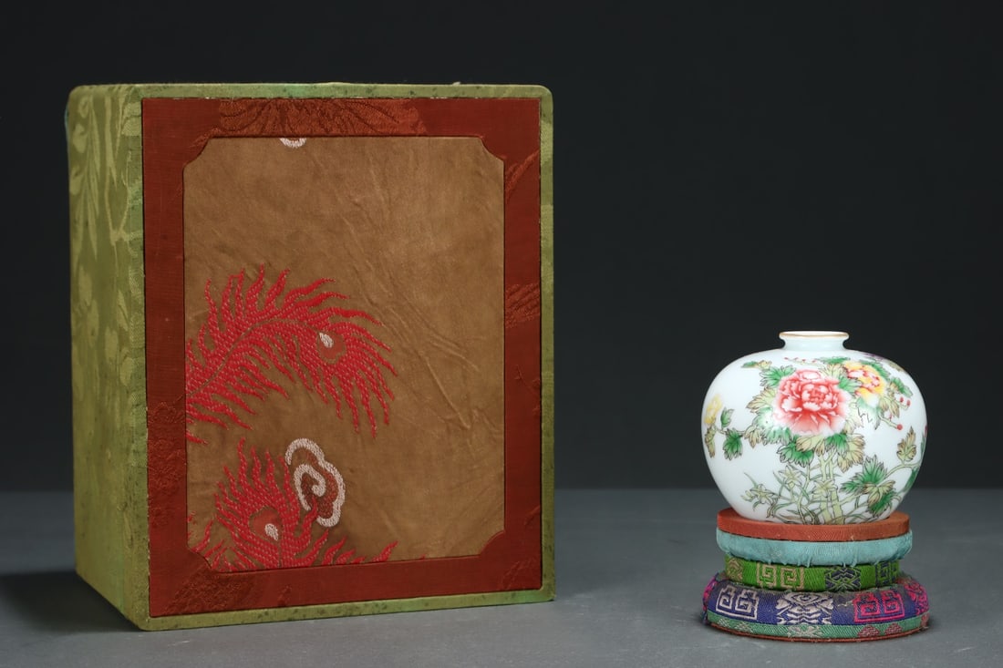 A Rare Famille-Rose Outline in gold Flower Pattern Vase,With poem: A Rare Famille-Rose Outline in gold Flower Pattern Vase,With poem,Qing Dynasty, China,Yongzheng Four-character Mark,Size:3.1inx3.5in 粉彩描金花卉纹瓶,&#