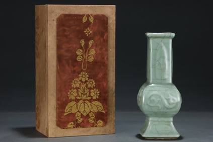 A Rare Guan yao bean green glaze square vase
