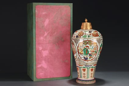 A Rare Red and green color lotus figure story pattern vase