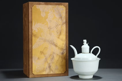 An Exquisite Hutian yao Flower Pattern Flagon,With Base