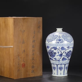 A Huge Blue and White Peony Pattern Vase