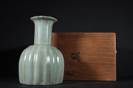 An Exquisite Guan yao Celadon Glazed Vase