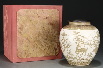 An Exquisite Ding yao Cover with Silver Flower and Bird Pattern Jar