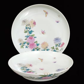 A Pair of Exquisite Famille-Rose Flower and Butterfly Pattern Plates