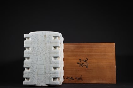 An Exquisite Guan yao White Glazed Cong-Shaped Vase