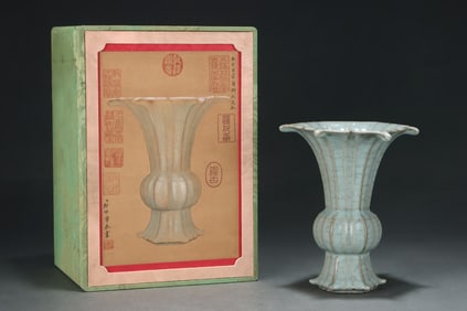 An Exquisite Guan yao Vase