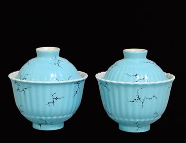 A Pair of Exquisite Blue Glazed Flower and Bird Pattern Cover Bowls