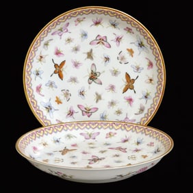 A Pair of Exquisite Famille-Rose Painted Gold Butterfly Pattern Plates
