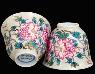 A Pair of Exquisite Famille-Rose Painted Gold Peony Pattern Cups