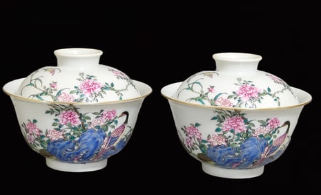 A Pair of Exquisite Famille-Rose Painted Gold Flower and Bird Pattern Cover Bowls