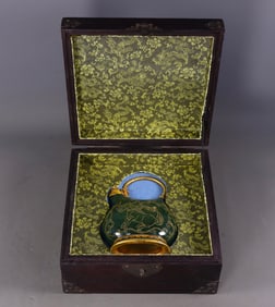 An Exquisite Jasper Cover with Gold Horse Pattern Ewer