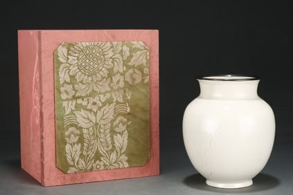 An Exquisite Ding yao Cover with Silver Vase