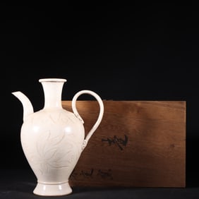 An Exquisite Ding yao Flower Pattern Ewer