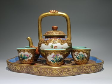 A Set of Fine Enamel Coral Red Glazed Painted Gold Figure and Flower Pattern Tea srvice