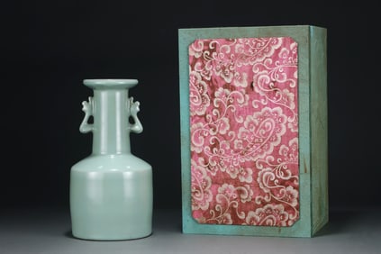 An Exquisite Guan yao Celadon Glazed Phoenix-Ears Vase