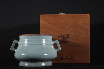 An Exquisite Guan yao Celadon Glazed Cover with Gold Double-Ears Censer,with an Imperial Poem by