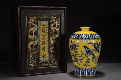 A Rare Blue and White Yellow Glazed Bird and Fruit Pattern Vase