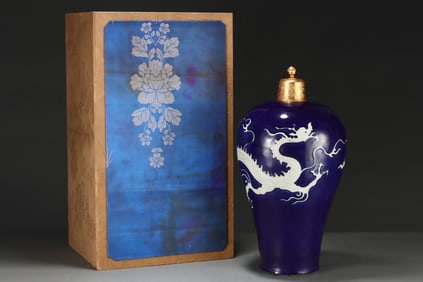A Huge Ji Blue Glazed White Dragon Pattern Vase, with Gilt Cover
