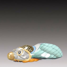 An Exquisite Famille-rose Cicada Snuff Bottle