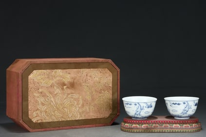 A Pair of Exquisite Blue and White Character and Story Pattern Cups