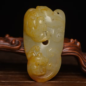 An Exquisite White Jade Dragon Pattern Pendant