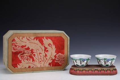 A Pair of Exquisite Doucai Grapes Pattern Cups