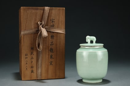 An Exquisite Longquan yao Celadon Glazed Jar,With Elephant Cover