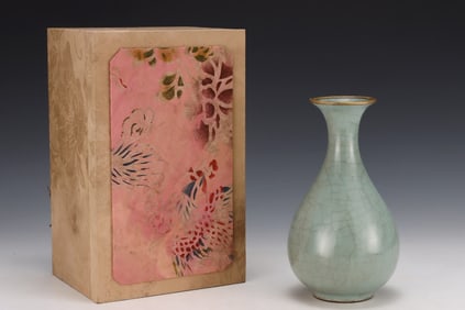 An Exquisite Guan yao Cover with Gold Vase