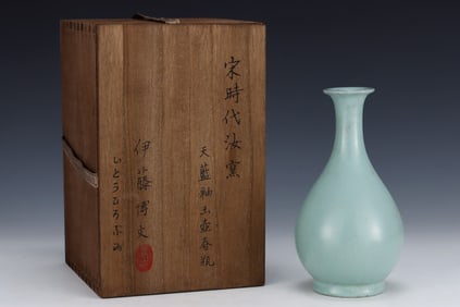 An Exquisite Ru yao Sky Blue Glazed Vase