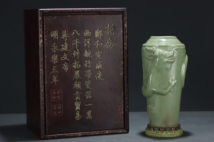 An Exquisite Longquan yao Dragon Pattern Vase