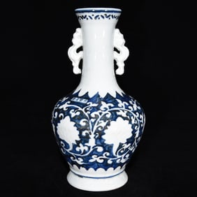 An Exquisite Blue and White Flower Pattern Double-Ears Vase