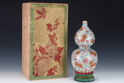 An Exquisite Famille-Rose Painted Gold Flower Pattern Gourd-Shaped Vase