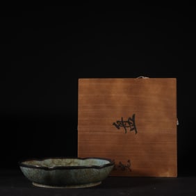 An Exquisite Ru yao Sky Blue Glazed Cover with Silver Plate,with an Imperial Poem by Emperor