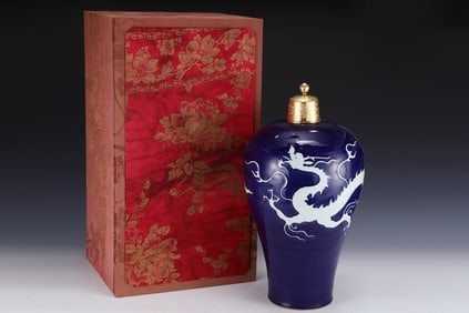 An Exquisite Ji Blue Glazed Dragon Pattern Bottle