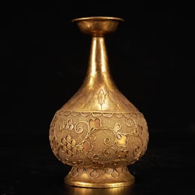 An Exquisite Gilt Bronze Flower Pattern Vase