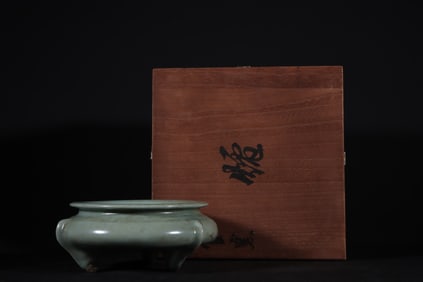 An Exquisite Guan yao Celadon Glazed Tripod Censer