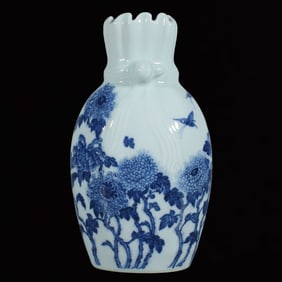 An Exquisite Blue and White Chrysanthemum Pattern Vase