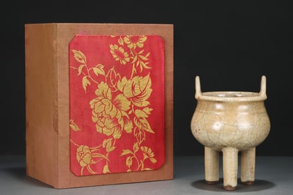 An Exquisite Ge yao Double-Ears and Tripod Censer