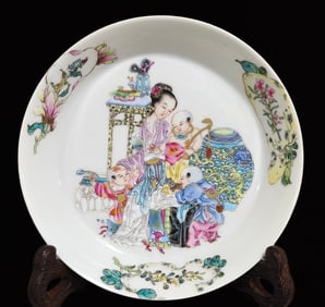An Exquisite Famille-Rose Character and Story Pattern Plate