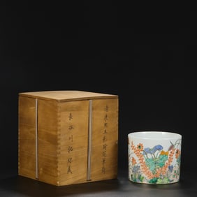 An Exquisite Wucai Lotus Pattern Brush Pot