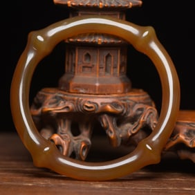 An Exquisite Agate Bracelets