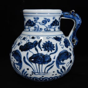 An Exquisite Blue and White Hornwort Pattern Ewer