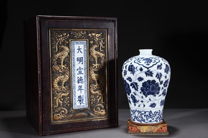 An Exquisite Blue and White Lotus Pattern Vase