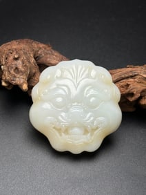 An Exquisite White Jade Beast-Face Pattern Belt buckle