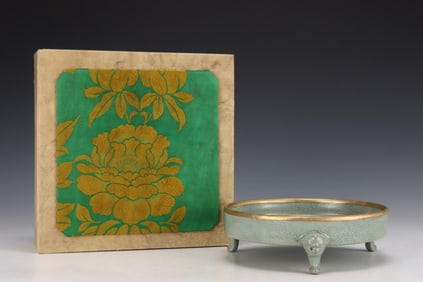 An Exquisite Ru yao Cover with Gold Tripod Washer