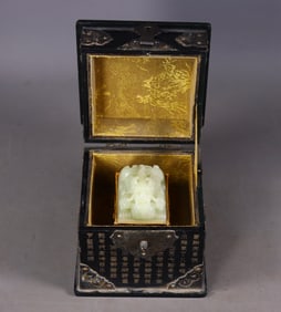 An Exquisite White Jade Cover with Gold Dragon Pattern Seal,Inlaid Gems